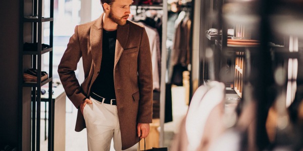 Capi base per un guardaroba essenziale maschile